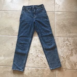 adorable dark blue wash hollister mom jeans